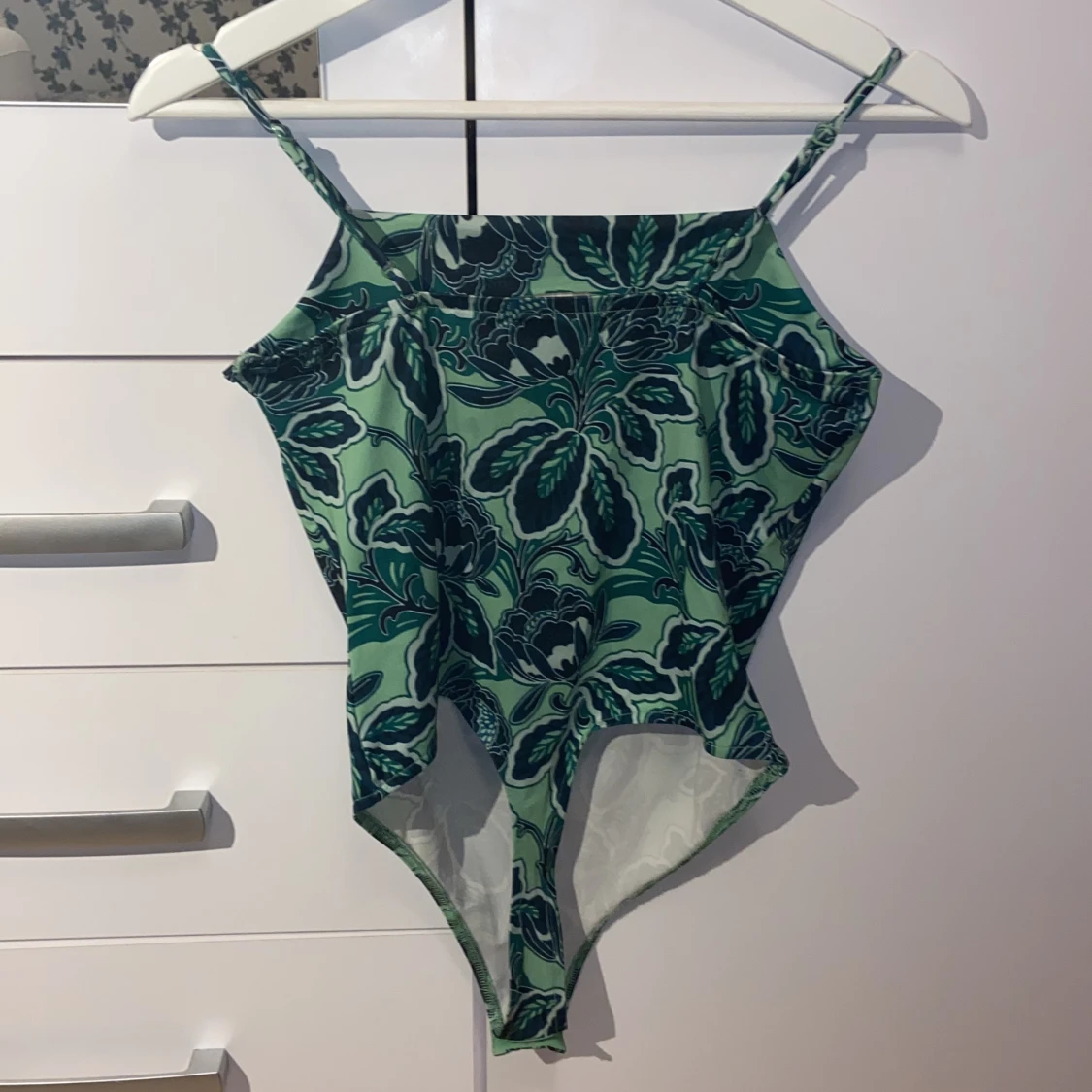 Växtmönstrad body från BikBok - 90