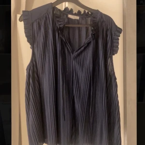 Blus  - Säljer denna toppen/blus, gammal från hm! Bra skick💗