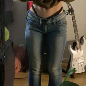 G-Star jeans - Fina 2000-tals g-star lowwaist jeans. En av Belt ”hållaren” har gått av. Men bortsätt från det så har dem inga defekter! 💗dem brukar gå på 1300-1600kr, skriv kärna ett förslag på pris💗
