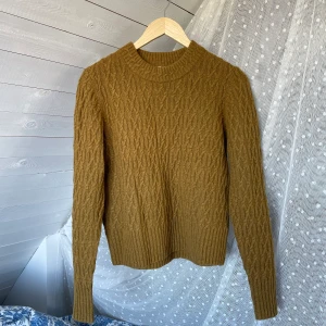 Stickad tröja från Arket🍂 - Kabelstickad tröja i lammullsblandning, sparsamt använd. Sista bilden visar färgen bäst! Säljer då jag inte använder den så som den förtjänar<3 