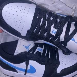 Nike Jordan 1 low nya precis som på bilden:)