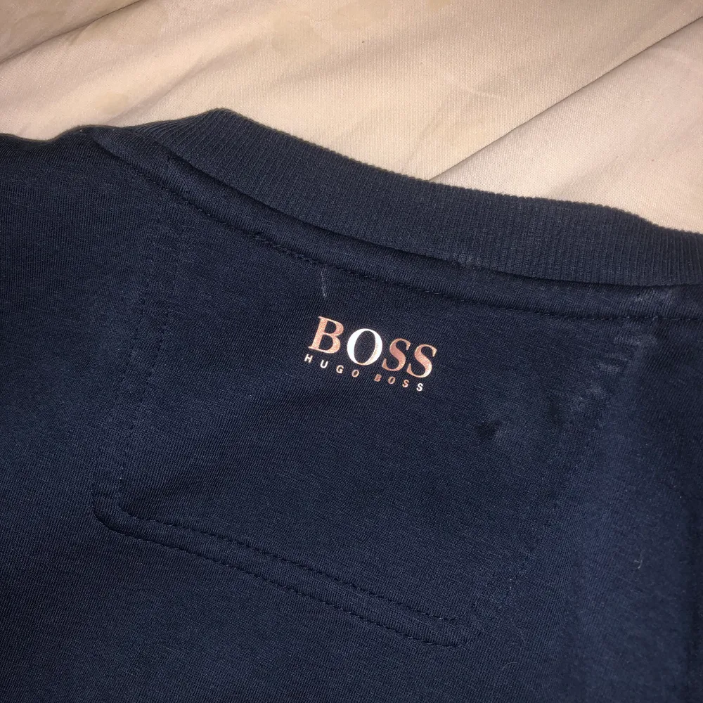 Säljer denna Hugo boss tröja då jag inte använder den nån mer. Tröjan är i god skick och har används ett par gånger. Tröjor & Koftor.