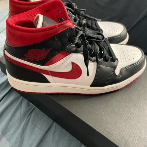 Air jordan 1 mid  - Jag säljer mina fina, nästintill nya och oanvända jordan 1 mid gym red, 9,5/10 i skick. Sulan är som ny och de är inte creasade. Säljer då de inte kommit till använding. DM för eventuella frågor. Kvitto finns även.