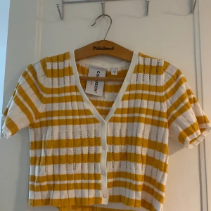 Söt topp - Kortare gulrandig topp som är supersöt!