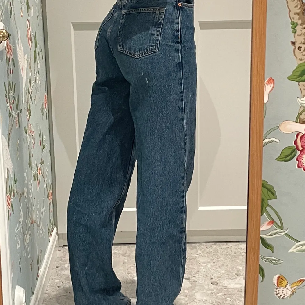 Supersköna högmidjade straight jeans från topshop🥰 inte använda på knappt två år och i bra skick😊 Långa på mig som är 1.80😆. Jeans & Byxor.