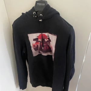 Limitato hoodie - Hoodien är sparsamt använd och i utmärkt skick, den är köpt på melrose i Kungsbacka, nypris är ca 3000kr  Priset går att förhandlas 