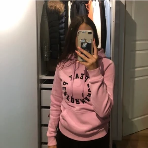 Rosa peak hoodie - Rosa peak hoodie i stl xs endast använd en gång, inga defekter. (Pris kan diskuteras)