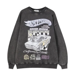 Sweatshirt  - Säljer en väldigt fin hot wheels sweatshirt som nu länge inte kommer till nögon användning. Tröjan är i storlek S men skulle själv säga att den är lite stor så skulle passa som storlek M och L!🫶🏼