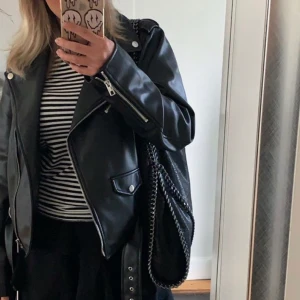 Skinnjacka  - Säljer min skinnjacka från Nelly! Väldigt bra skick, knappt använd  Stl 34🖤🖤 (passar Xs/s) 