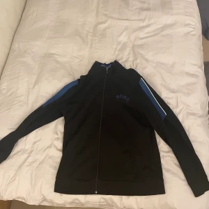 Hugo boss tröja  - Jag säljer denna tröja för den inte passar och har Max använts 5 gånger 