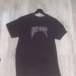 Night addict t-shirt. - Skön tröja från Night Addict med snyggt tryck på ryggen. Tröjan är i rimligt skick.