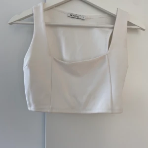 TOPP - Topp från Nelly, tajt passform. Vit.