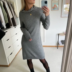 Grå stickad klänning - Grå stickad klänning från Lindex, Holly & Whyte kollektion. Har en lös polokrage vid halsen. Supermjukt material som inte nopprar. Endast använd 1-2 gånger. 