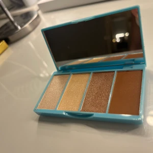 Highlight och bronzing pallet NY - Helt ny, jätte fina färger!!!🌸 Nypris ca 260kr