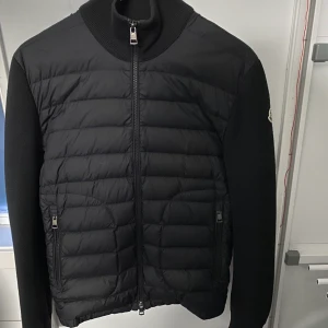 Moncler cardigan - Moncler cardigan i nyskick inga hål eller annat priset kan sänkas vid snabb affär. Qr kod och sånt finns bara att skriva för mer info.