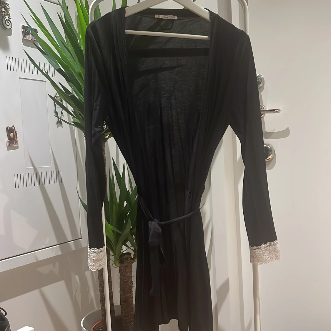 Mjuk tunn morgonrock med spetsdetalj i ärmarna