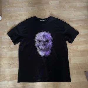 T shirt med skelett tryck - T shirt från weekday med skelett tryck Aldrig använt 