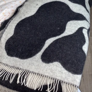 Arket blanket - Köpt för 890kr på arkets hemsida som nu är slutsåld🤗 superfin bara att jag tröttnar på färgen. Kan skicka och mötas upp🌸