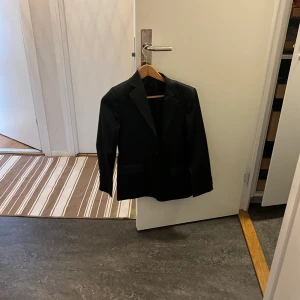 Kavaj  - Säljer min svarta Hugo boss kavaj har bara används 1 gång är fortfarande i bra skick köpt hos zalando nypris 3075 kr men säljer för 1400 pris kan diskuteras 
