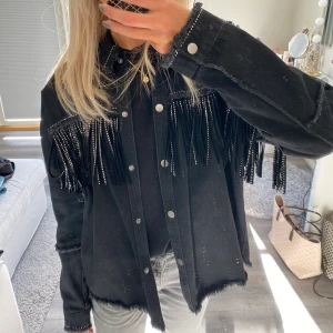 Zara jacka❤️‍🔥 - Säljer denna fina jacka från zara då den inte kommer till användning längre, använd få gånger därav mycket bra skick💞