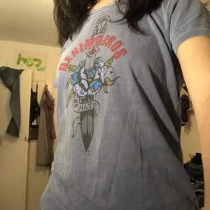 Denimbird t-shirt i storlek L men tycker typ den känns lite mer som M. Gråblå i färgen. Säljer då den inte kommit till användning på rätt länge🤟