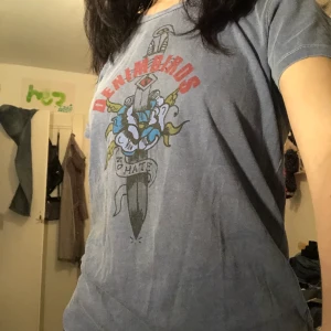 Cool tisha💯 - Denimbird t-shirt i storlek L men tycker typ den känns lite mer som M. Gråblå i färgen. Säljer då den inte kommit till användning på rätt länge🤟