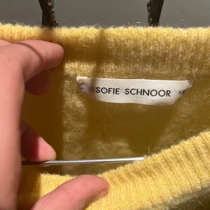 Stickad tröja  - En jätte fin gul tjocktröja från ett super fint danskt märke. Jötte bra skick 
