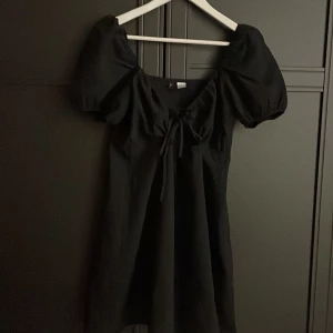 Klänning - Använd endast en gång och är i nyskick. Storlek 44 men passar till 38. 