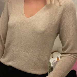 Glitter topp - En jättefin glittertopp från mango storlek S💓