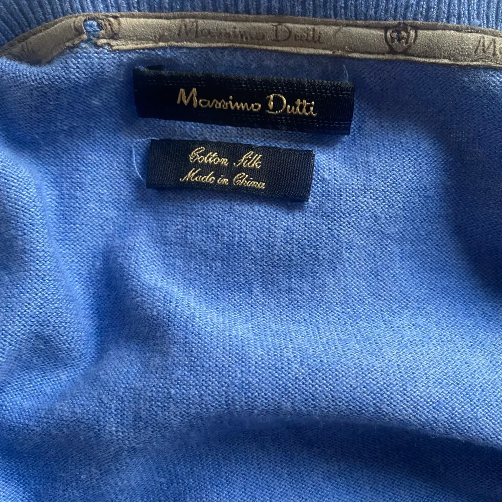 Tja! Säljer min skit snygga Massimo dutti tröja som är sparsamt använd! Material: blandning av bomull och silke. Nypris runt 699kr. Hör av er vid frågor och funderingar!. Tröjor & Koftor.