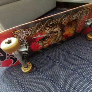 Skateboard - En skateboard köpt från kahalani inne i söder storlek 8,0 på brädan lite använd då och då.