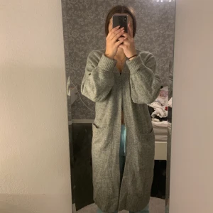 Stickad kofta Gina tricot - Säljer pågrund av att den ej kommer till användning, varm nu till vintern, knappt använd💗