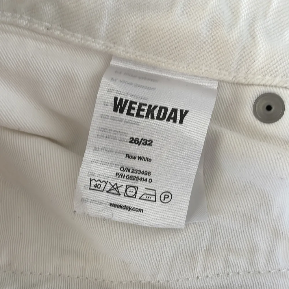 Säljer ett par vita raka jeans från weekday i stl 26/32 då dom aldrig kommer till användning tyvärr, jag är 162cm för reverens  Kunden står för frakt . Jeans & Byxor.