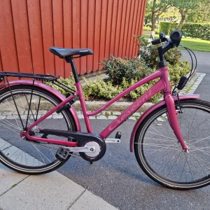 Tjejcykel - Crescent Must. Cykel Rosa 26. Köpt från Sportson 2020, använd endast en månad.  Kostar 7500 och säljer den för 4000. Kvittot finns. Priset är diskuterbart