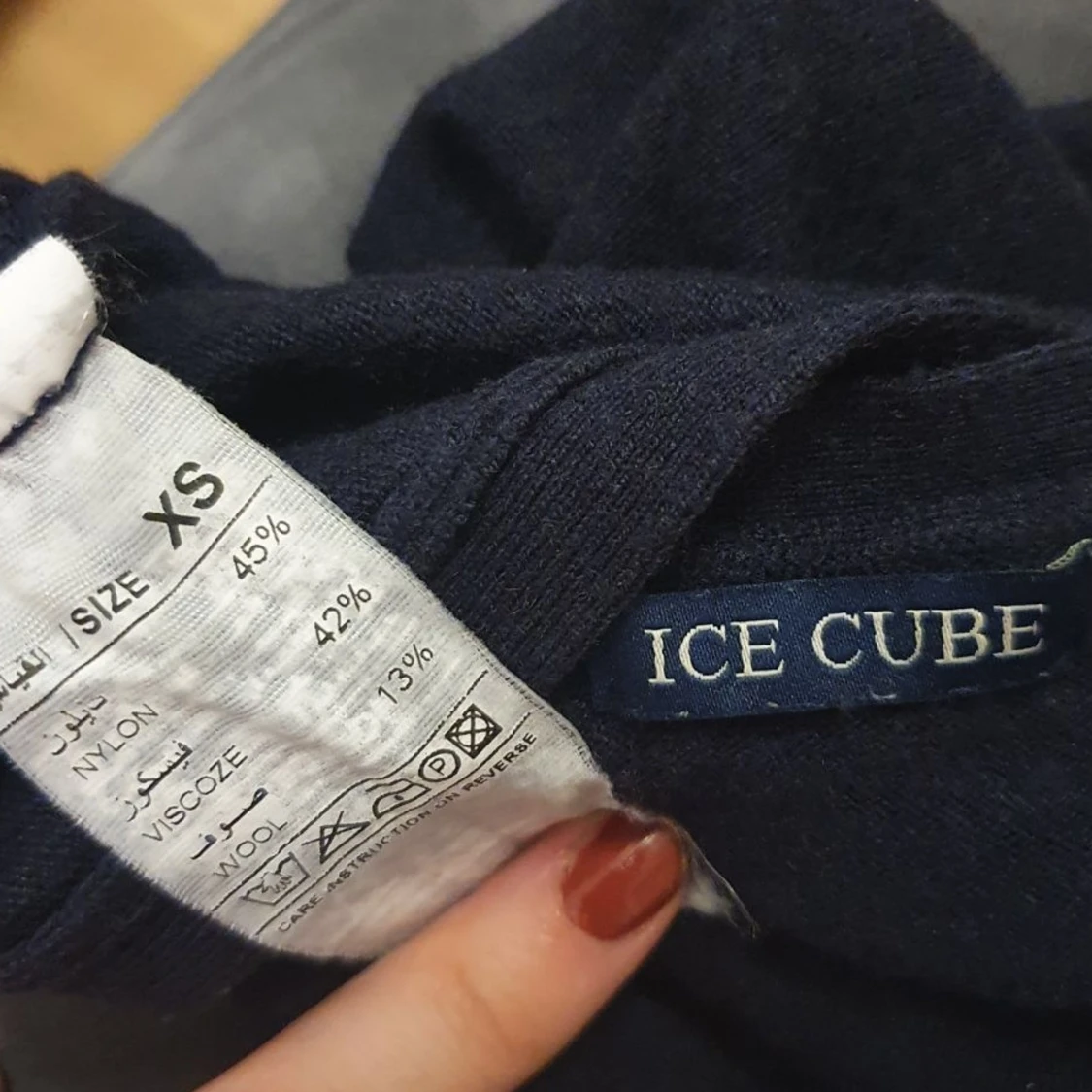 En fin svart/mörkblå kofta som passar med ett vitt linne under  - 90