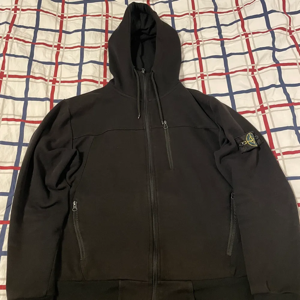 Stone island zip upp hoodi den har inga skador och använd få tal gånger, stl S. Tröjor & Koftor.