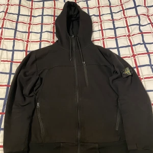 Zip upp hoodi stone island stl S - Stone island zip upp hoodi den har inga skador och använd få tal gånger, stl S
