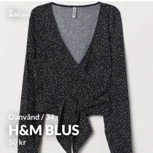 H&M Blus 34 - Säljer både i svart och vit. Oanvända (nyskick)Sitter jätte fint och har små ”hjärtan” som ser ut som prickar. Jag säljer även denna i färgen svart vid köp av båda kostar de 45kr.  Vänligen läs min bio innan du gör ett köp; där hittar du bland annat information om leveransprocessen med mera 😊🤍