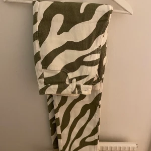 Gröna mönstrade jeans - Supercoola gröna mönstrade jeans, ganska lösa i passformen🐸