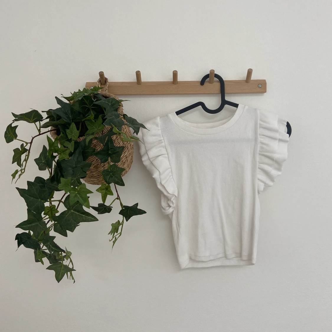 Vit topp med volangärmar - 90