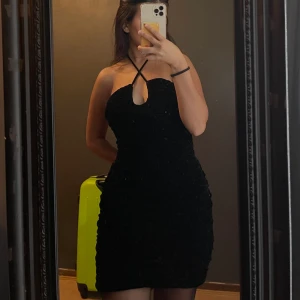 svart klänning - (tryck IT på köp nu) funderar på att sälja min klänning från zara som är använd 1 gång⚡️stl M men passar mig som vanligtvis har xs, då den it är stretchig