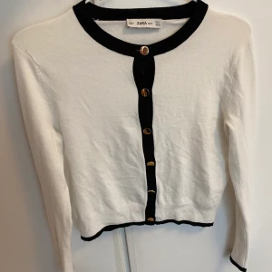 Vit topp.  - Vit/svart topp. Är i okej skick då den har lite ludd. 