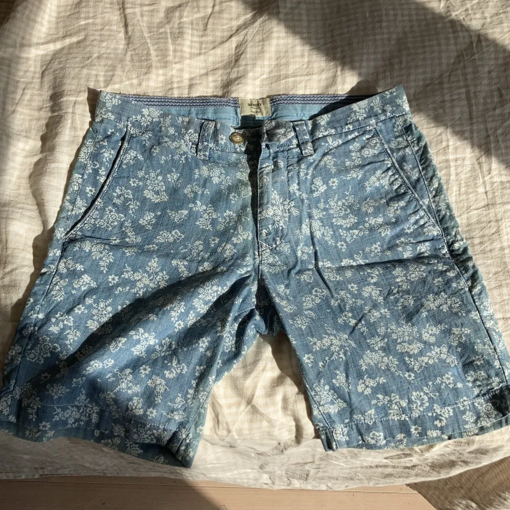 Storlek 30” Knappt använda shorts köpta på Brothers. 100% bomull. . Shorts.