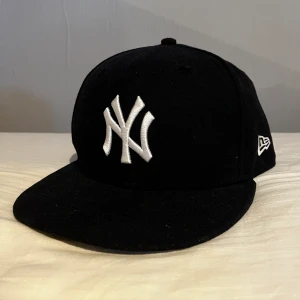 New Era keps - Knappt använd New Era yankees Essential keps! Storlek 58,7cm, färg mörkblå!