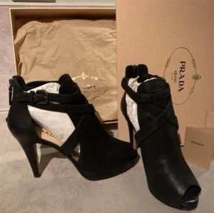PRADA stl 38 - Prada stk 38, aldrig använda utomhus bara provade inomhus, skinn, inbyggd platå, inkl extra klack-ände eller vad de nu heter, dust bag, låda mm.  (nypris ca 6900kr)  (köpta på Nathalie Shuterman)  Hämtas i Ektorp/Nacka alt skickas (föreslå gärna postalt) 