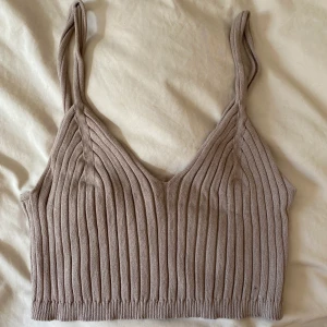 Stickribbad topp - Beigeaktig topp från H&M som är använd en gång därför superbra skick! Jätteskönt material och superfin nu till hösten 🍂 Stl M