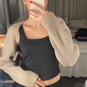 Stickad bolero - Superfin beige bolero från hm. Aldrig använd! 💖