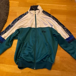 Asics tröja small - Endast använd ett fåtal gånger, som nyskick, skönt material