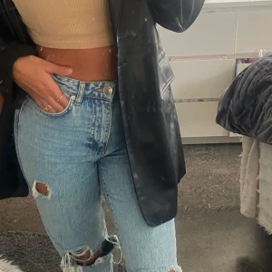 Mom Jeans, Gina tricot  - Säljer dessa högmidjade, sköna jeans från Gina tricot. Storleken är 34 och passar för dem som är 159-164 cm långa. Ordinariepris: 499 kr. Skriv för mer bilder eller info!   •Kan tänka mig mötas upp om ni bor nära Uddevalla.