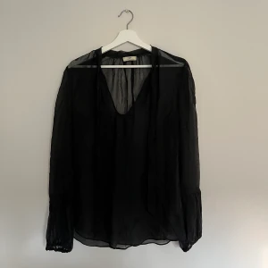 DAY blus - Jättefin knytblus från DAY. Första bilden är tagen utan blixt den andra med blixt.